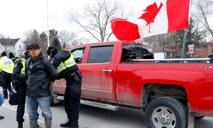 Cảnh sát bắt giữ để giải tán biểu tình tại giao lộ biên giới chính giữa Canada-Hoa Kỳ