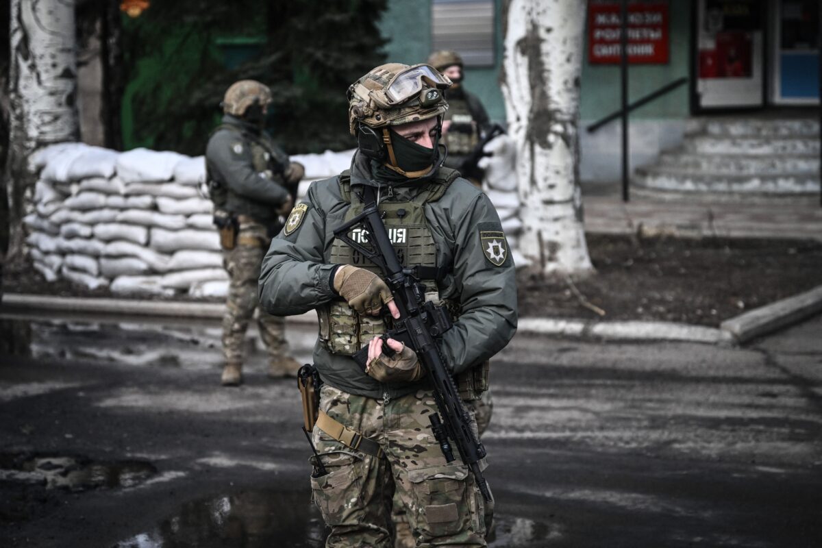 Ukraine áp đặt tình trạng khẩn cấp, kêu gọi công dân rời khỏi Nga, lính trừ bị nhập ngũ