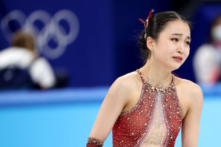 VĐV trượt băng nghệ thuật người Mỹ gốc Hoa bật khóc sau một cú ngã nữa tại Bắc Kinh 2022