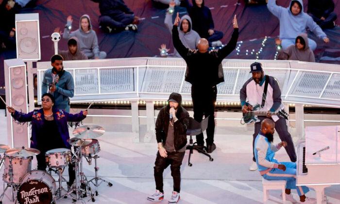 NFL phản hồi về hành động quỳ gối của Eminem trong chương trình Super Bowl LVI Halftime