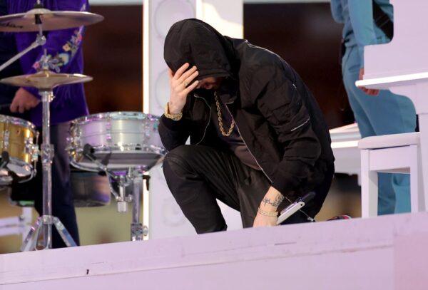 NFL phản hồi về hành động quỳ gối của Eminem trong chương trình Super Bowl LVI Halftime