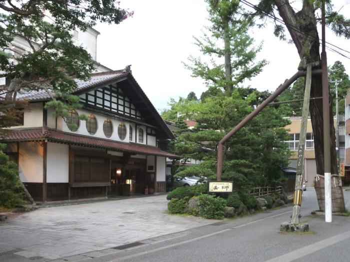 Bí mật trường tồn của khách sạn nghìn năm ở Nhật Bản: Tích đức không tích tiền