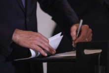 California gia hạn chế độ nghỉ bệnh có lương do COVID-19