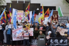 Các nhóm nhân quyền biểu tình ngoài Lãnh sự quán Trung Quốc trước thềm Thế vận hội Bắc Kinh