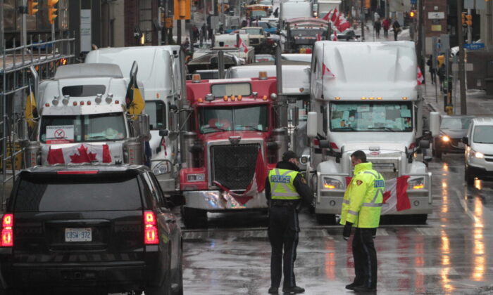 Ottawa: Thị trưởng cho biết có thể bán những xe tải biểu tình bằng cách sử dụng Đạo luật Khẩn cấp