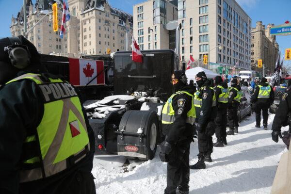 Canada: Hàng trăm cảnh sát quyết tâm giải tán người biểu tình ở Ottawa