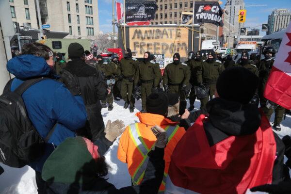 Canada: Hàng trăm cảnh sát quyết tâm giải tán người biểu tình ở Ottawa