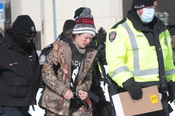 Canada: Hàng trăm cảnh sát quyết tâm giải tán người biểu tình ở Ottawa