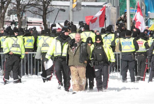 Canada: Hàng trăm cảnh sát quyết tâm giải tán người biểu tình ở Ottawa