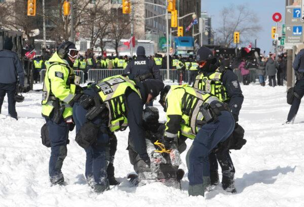 Canada: Hàng trăm cảnh sát quyết tâm giải tán người biểu tình ở Ottawa