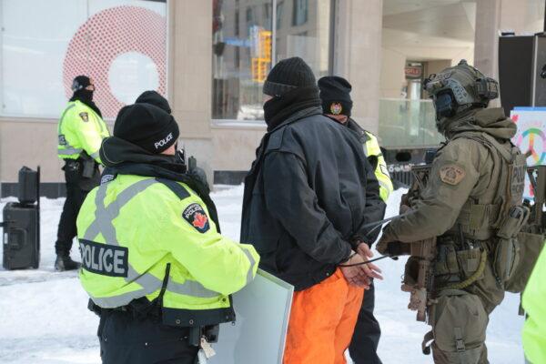 Canada: Hàng trăm cảnh sát quyết tâm giải tán người biểu tình ở Ottawa