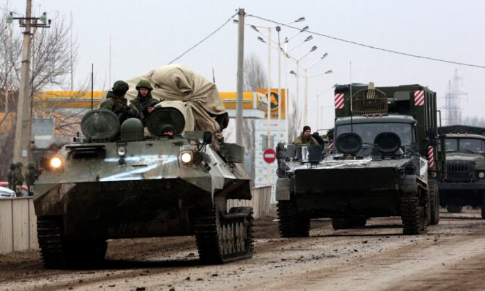 Video cho thấy ‘người chặn xe tăng’ Ukraine đang cố gắng chặn đoàn xe quân sự của Nga