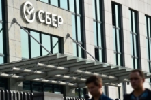 Các ngân hàng Nga hàng đầu ‘hoạt động bình thường,’ coi nhẹ tác động của các lệnh trừng phạt của Hoa Kỳ