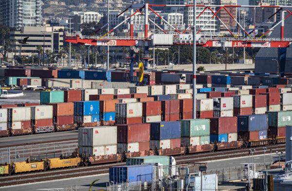 Các cảng Los Angeles dự báo mùa hè bận rộn khi các nhà bán lẻ bổ sung lại hàng tồn kho