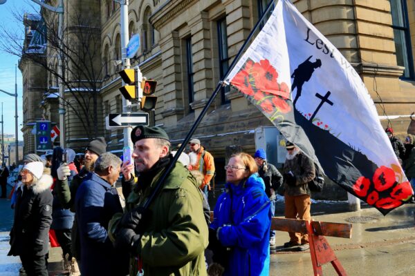 Ottawa: Người biểu tình đi vòng quanh với thùng nhiên liệu rỗng sau khi bị cảnh sát đe dọa bắt giữ