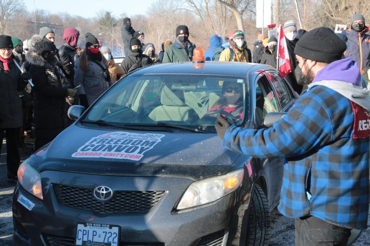 Các cuộc biểu tình phản đối Freedom Convoy nổ ra ở Canada