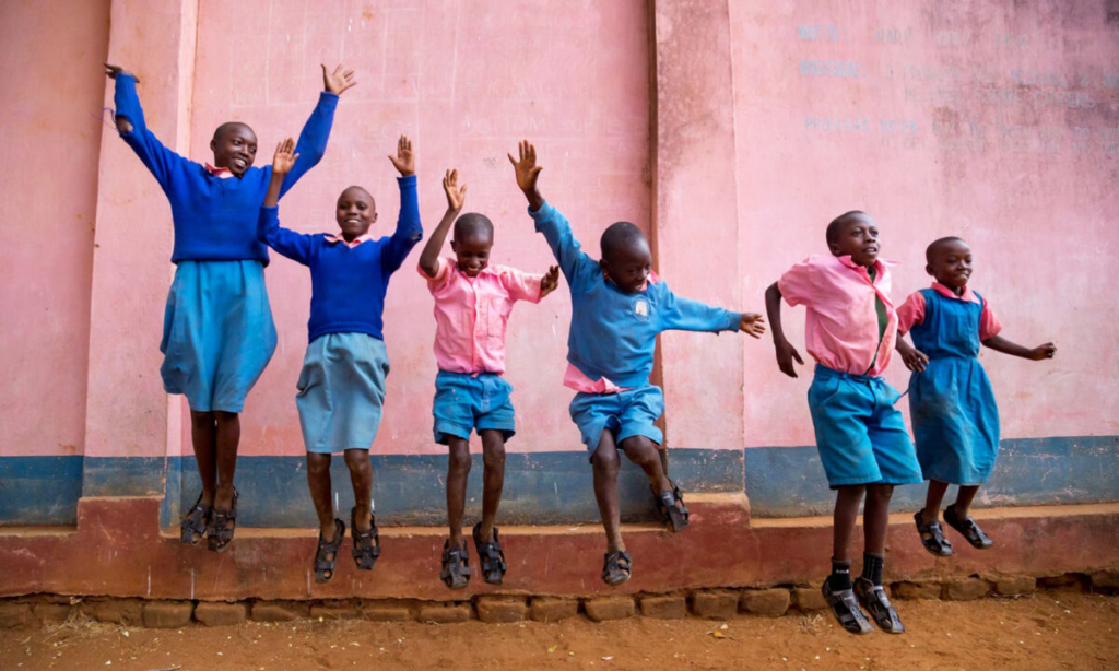 “Giày điều chỉnh kích cỡ” thay đổi cuộc sống của hàng ngàn trẻ nhỏ toàn cầu