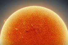 Ảnh mặt trời siêu nét xâu chuỗi từ 300,000 bức chụp qua thấu kính viễn vọng 