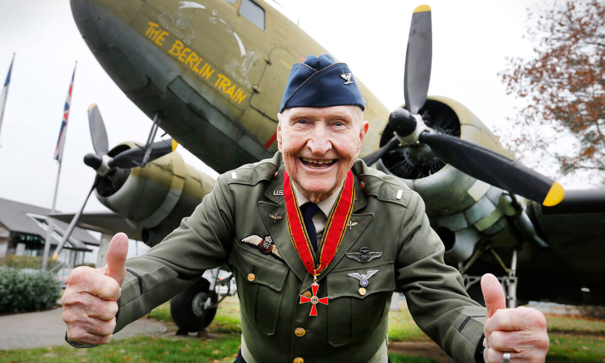 Cựu phi công Hoa Kỳ từng thả bom kẹo tại Berlin qua đời ở tuổi 101