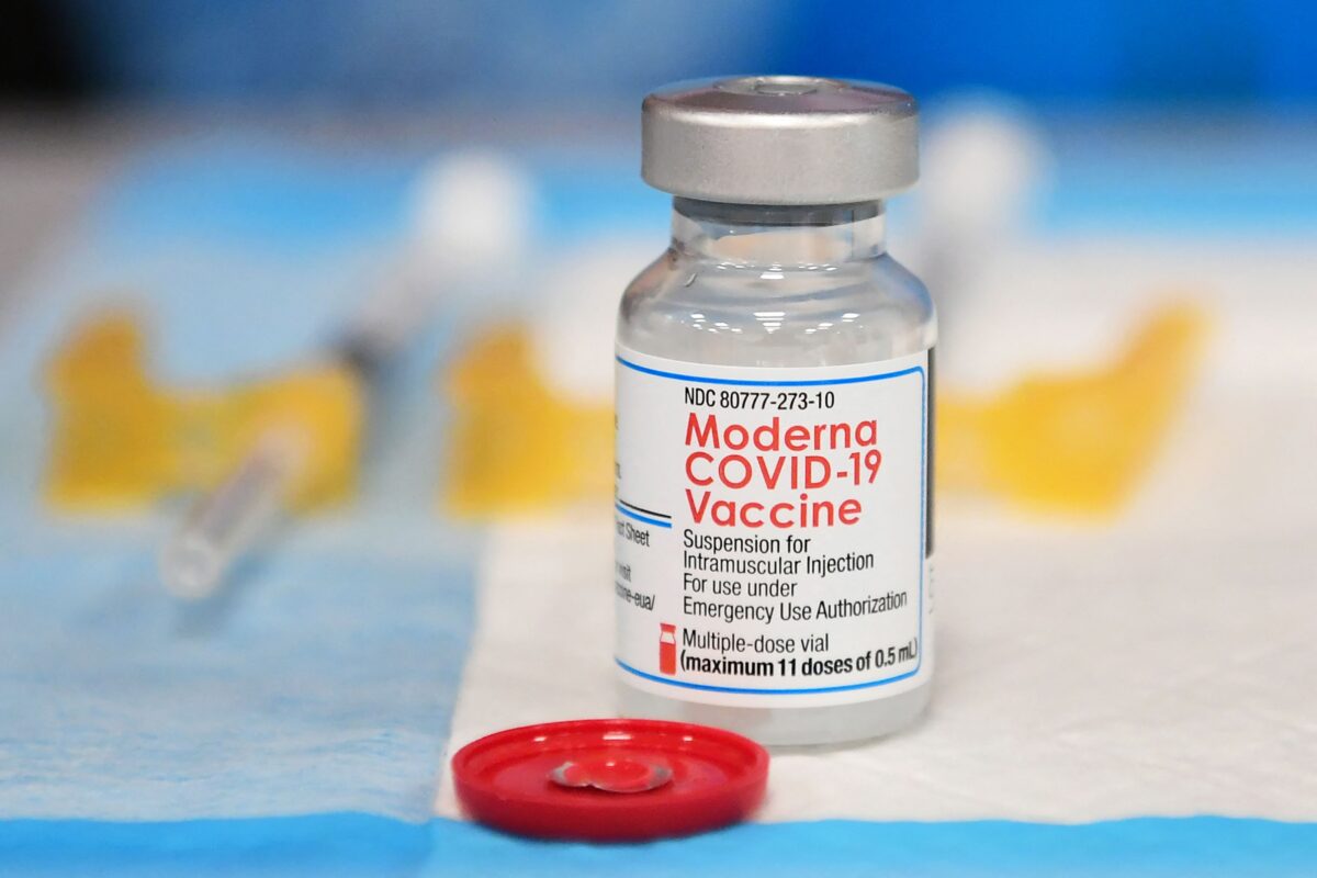 FDA chấp thuận vaccine COVID-19 của Moderna cho tất cả người trưởng thành