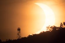 Ảnh phác họa đêm hôm trước về nhật thực giống hệt ảnh chụp sự kiện hôm sau 