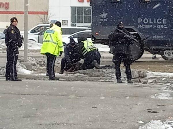 Cảnh sát bắt giữ để giải tán biểu tình tại giao lộ biên giới chính giữa Canada-Hoa Kỳ