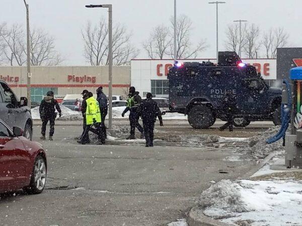 Cảnh sát bắt giữ để giải tán biểu tình tại giao lộ biên giới chính giữa Canada-Hoa Kỳ