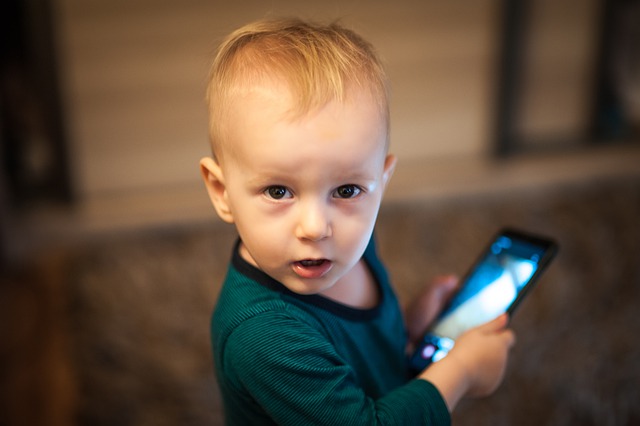 5 lý do để hạn chế trẻ em dùng điện thoại