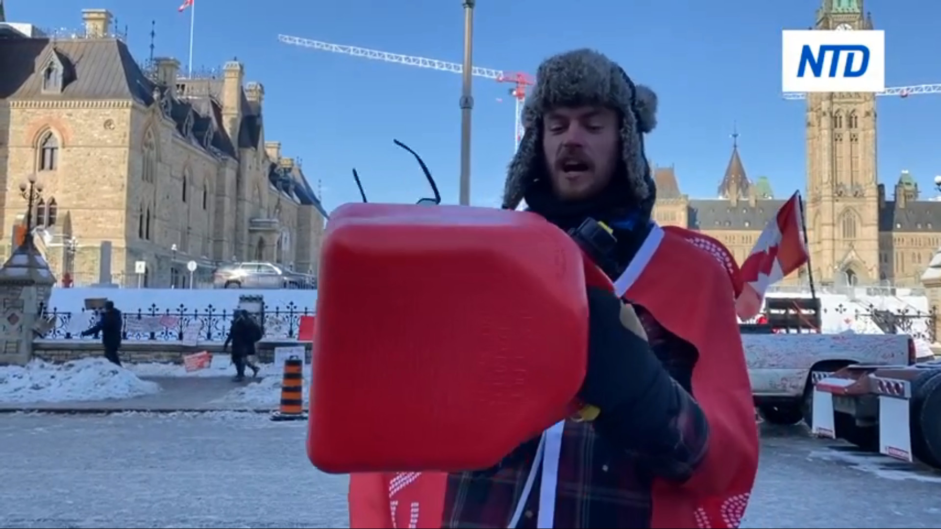 Ottawa: Người biểu tình đi vòng quanh với thùng nhiên liệu rỗng sau khi bị cảnh sát đe dọa bắt giữ