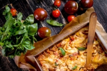 Cách làm món Lasagna chuẩn vị Ý với 3 loại phô mai