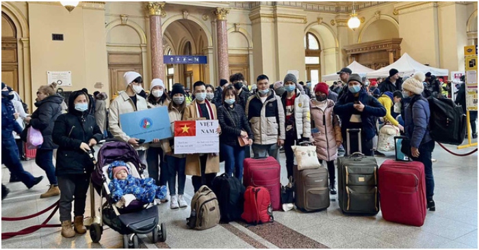 Tin Việt Nam ngày 8/3: Thêm 1,000 công dân di tản khỏi vùng chiến sự Ukraine, chuyến bay chở gần 300 người đã dời Romania