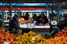 Người Nga đối mặt với việc phải im lặng và kinh tế Nga suy thoái