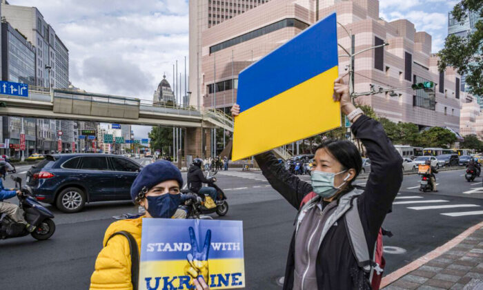 Đài Loan tham gia các lệnh trừng phạt SWIFT, viện trợ vật tư y tế cho Ukraine