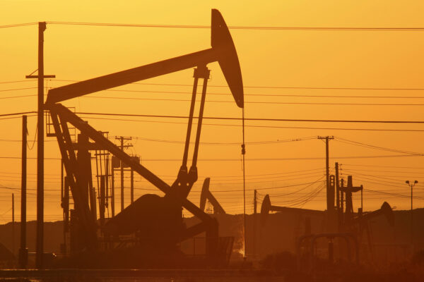 Giá dầu leo ​​thang, Hoa Kỳ và thế giới vẫn phụ thuộc vào năng lượng của Nga