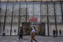 ĐCSTQ tấn công H&M, công ty ngay lập tức đầu hàng