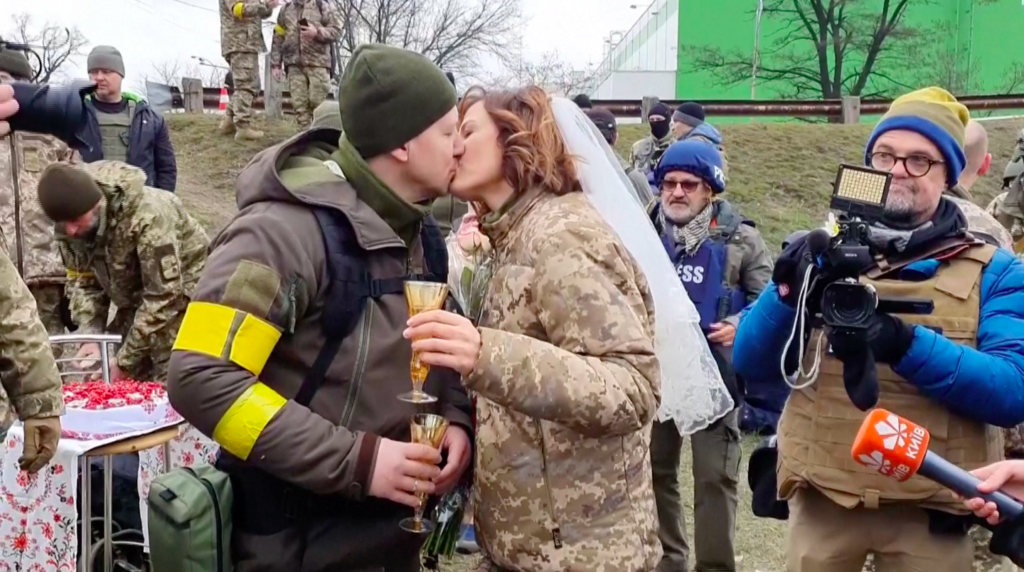 ‘Chúng ta phải sống trong thời khắc này’: Hôn lễ của hai lính trừ bị Ukraine tại một trạm kiểm soát quân sự