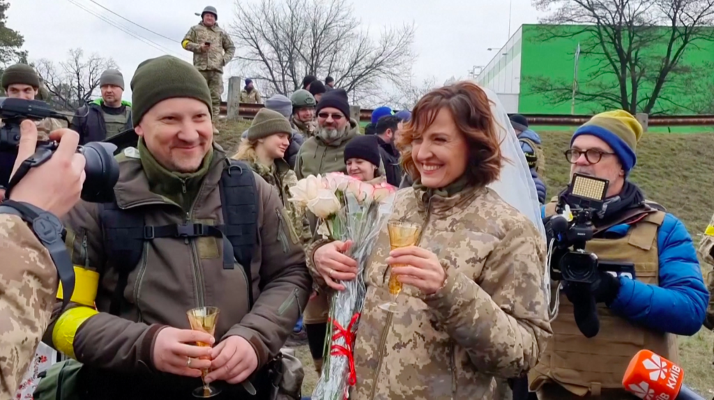 ‘Chúng ta phải sống trong thời khắc này’: Hôn lễ của hai lính trừ bị Ukraine tại một trạm kiểm soát quân sự