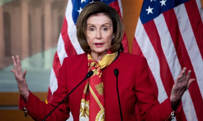 Bà Pelosi đổ lỗi giá xăng tăng cho cuộc xâm lược Ukraine, phản đối việc tăng sản lượng dầu