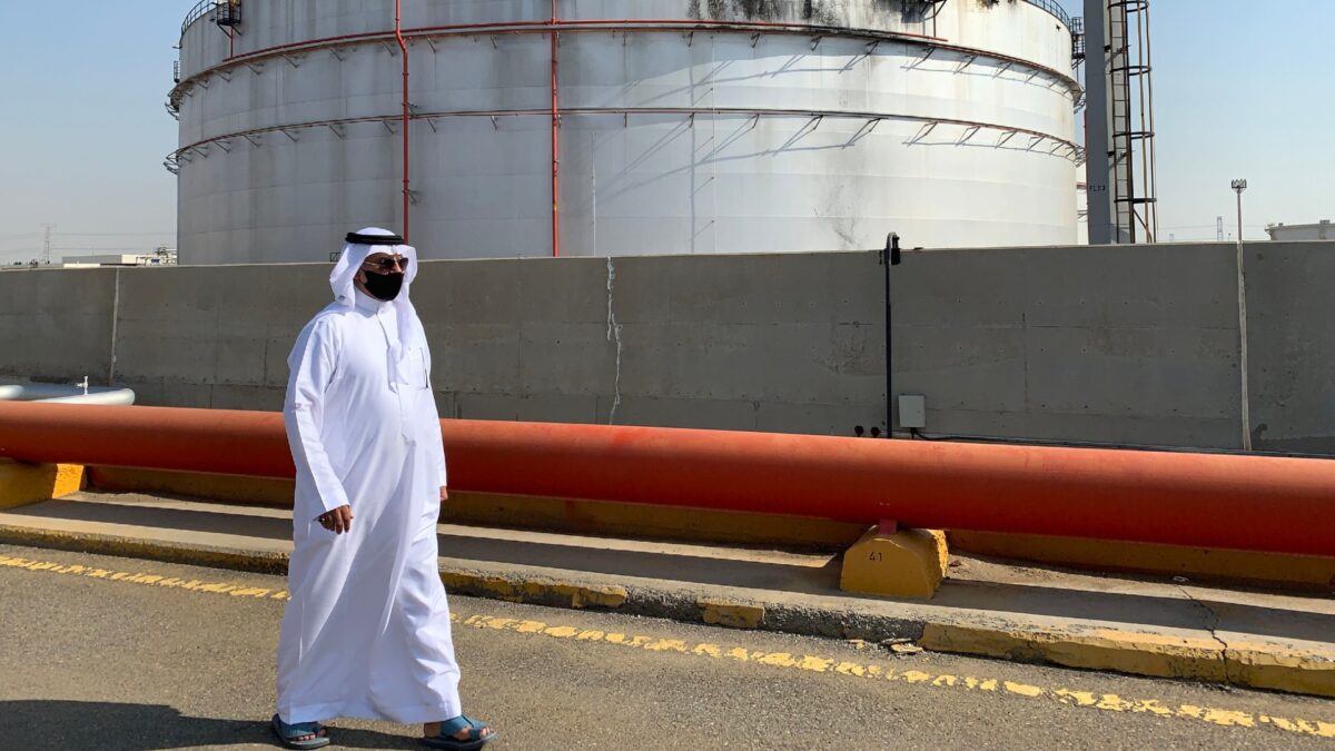 Ả Rập Xê Út cân nhắc từ bỏ USD lấy nhân dân tệ khi bán dầu cho Trung Quốc