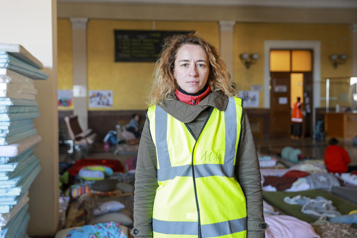 Người phụ nữ mất 6 thân nhân trong gia đình giúp đỡ người tị nạn tại ga tàu ở Ukraine