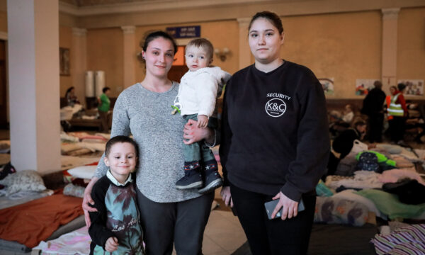Tại ga xe lửa của Ukraine, một số bà mẹ chờ đợi để chạy nạn, số khác trở về nhà