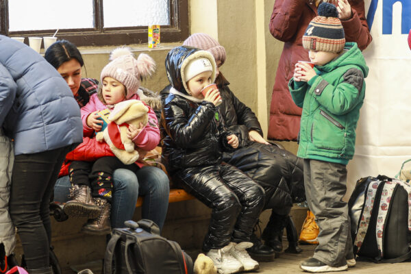 Hơn 3 triệu người tị nạn chạy khỏi Ukraine khi các cuộc tấn công của Nga tiếp diễn