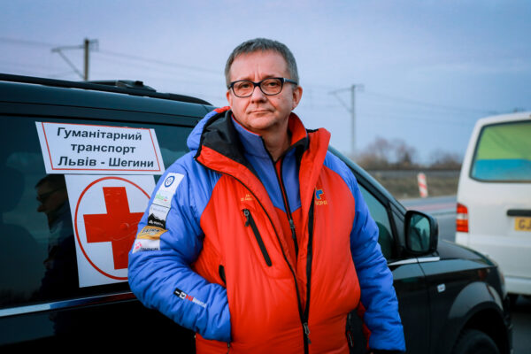 Tại biên giới Ukraine–Ba Lan, xe viện trợ xếp hàng dài  trong bối cảnh người dân chạy nạn