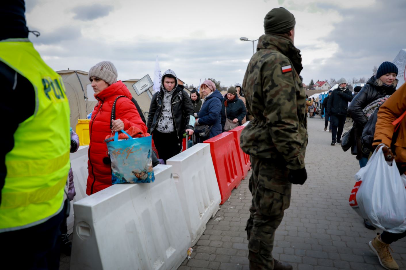 Tại biên giới Ukraine–Ba Lan, xe viện trợ xếp hàng dài  trong bối cảnh người dân chạy nạn