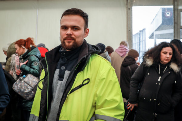 Ấm áp tình người khi các tình nguyện viên giúp đỡ những người tị nạn Ukraine ở Warsaw