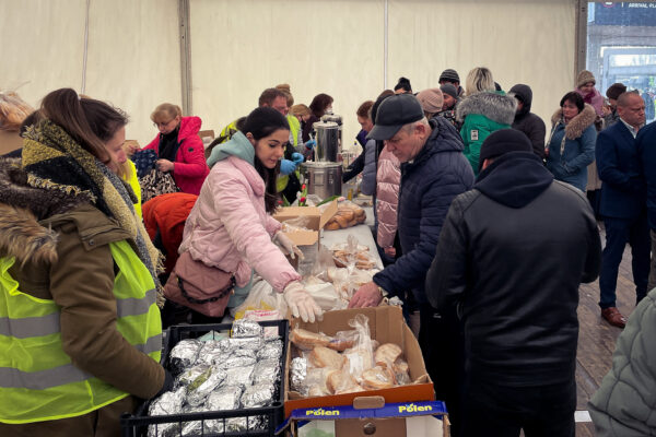 Ấm áp tình người khi các tình nguyện viên giúp đỡ những người tị nạn Ukraine ở Warsaw