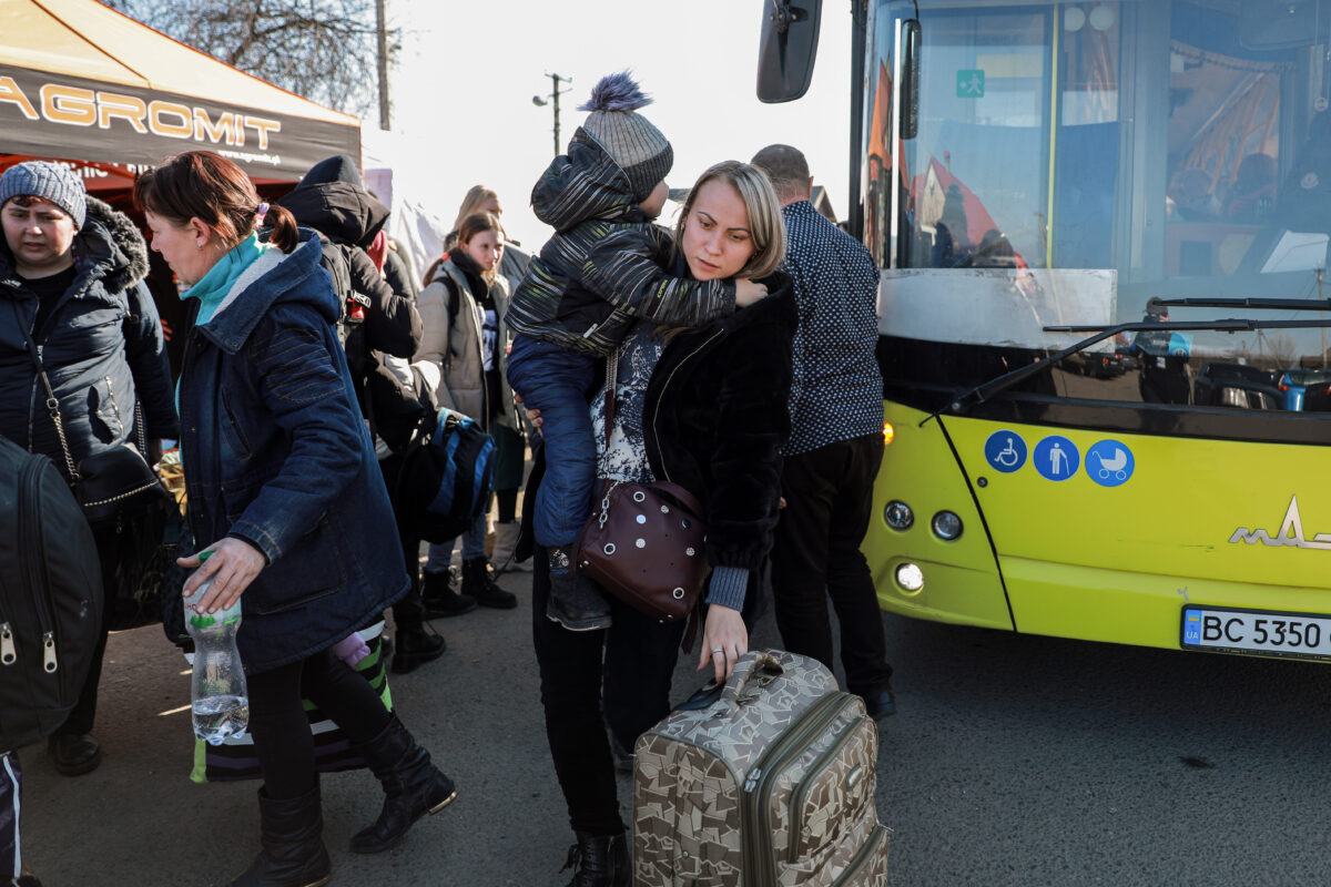 Tại biên giới Ukraine-Ba Lan, xe viện trợ xếp hàng dài  trong bối cảnh người dân chạy nạn