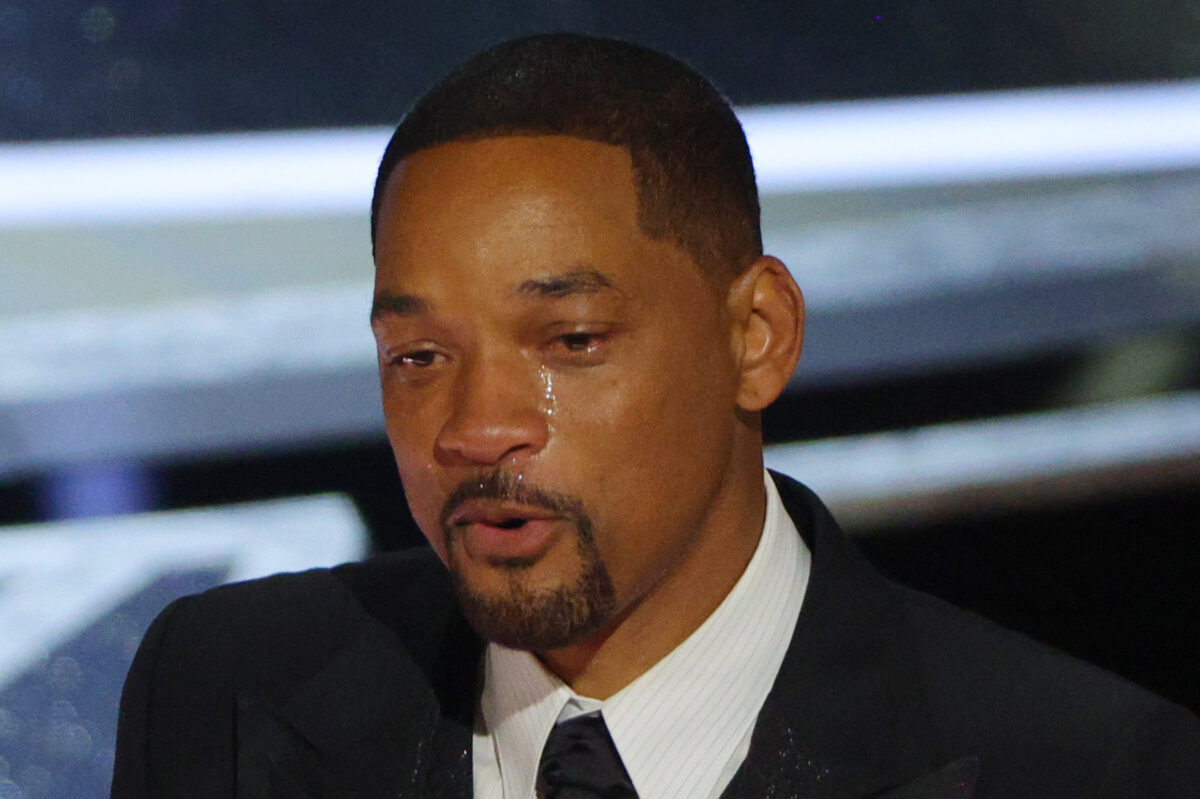 Will Smith tát Chris Rock vì câu bông đùa về người vợ bị ốm, sau đó giành giải Oscar