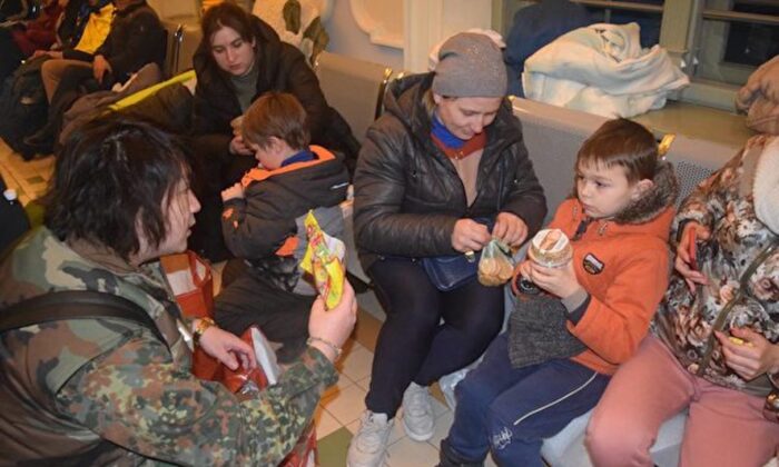 Hậu duệ nhà Mãn Châu gia nhập quân đoàn quốc tế để giúp đỡ người tị nạn Ukraine