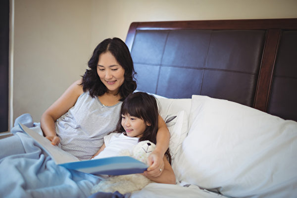 Khóa học dành cho cha mẹ (P.7): Trò chuyện và ôm ấp giúp con yên tâm ngủ ngon 